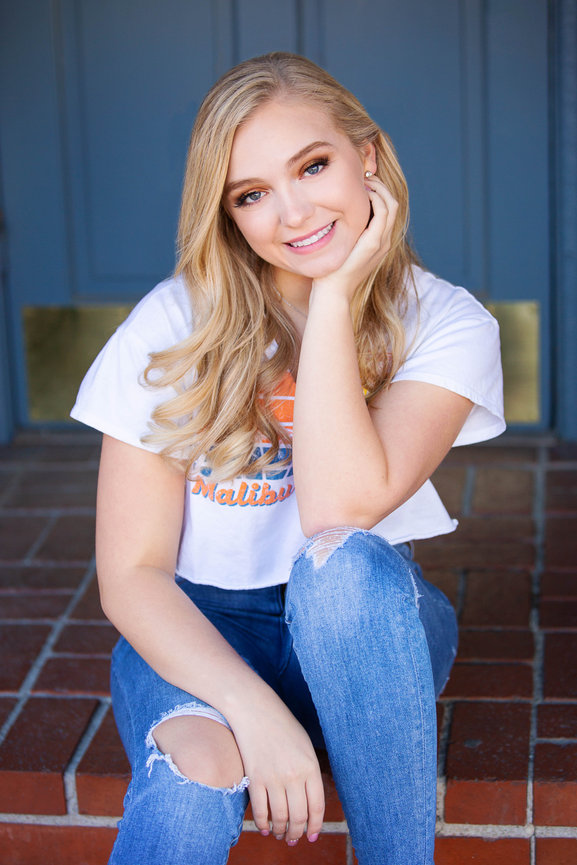 Senior Session Scheduling: Navigating the Seasons for the Perfect Photoshoot