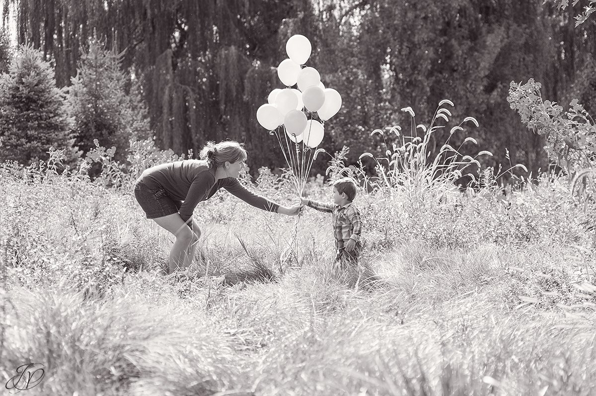 birthday balloons photo session with mom two year old
