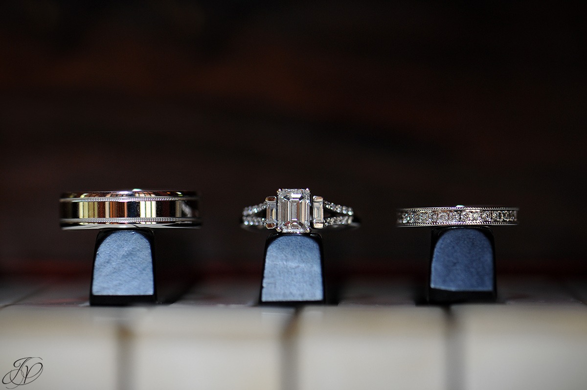 wedding rings on a piano, photo of wedding rings