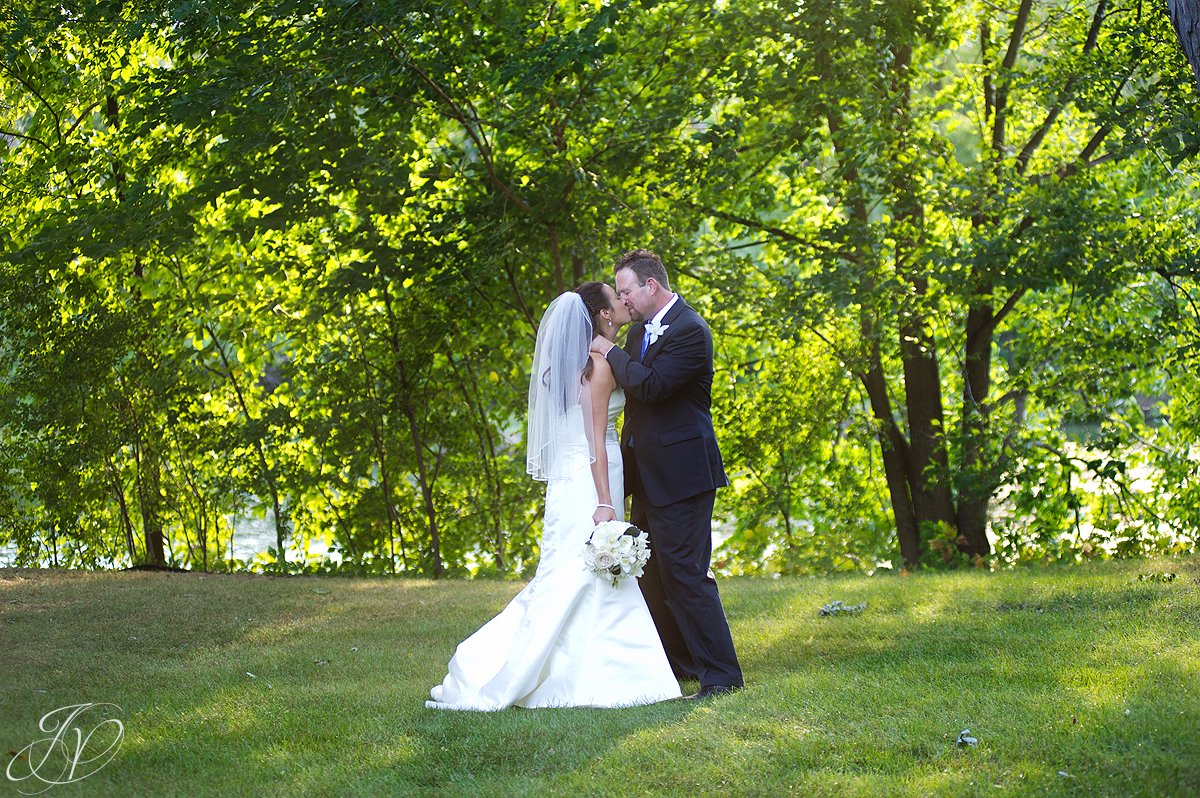 bride and groom photo, riverstone manor, schenectady wedding photographer