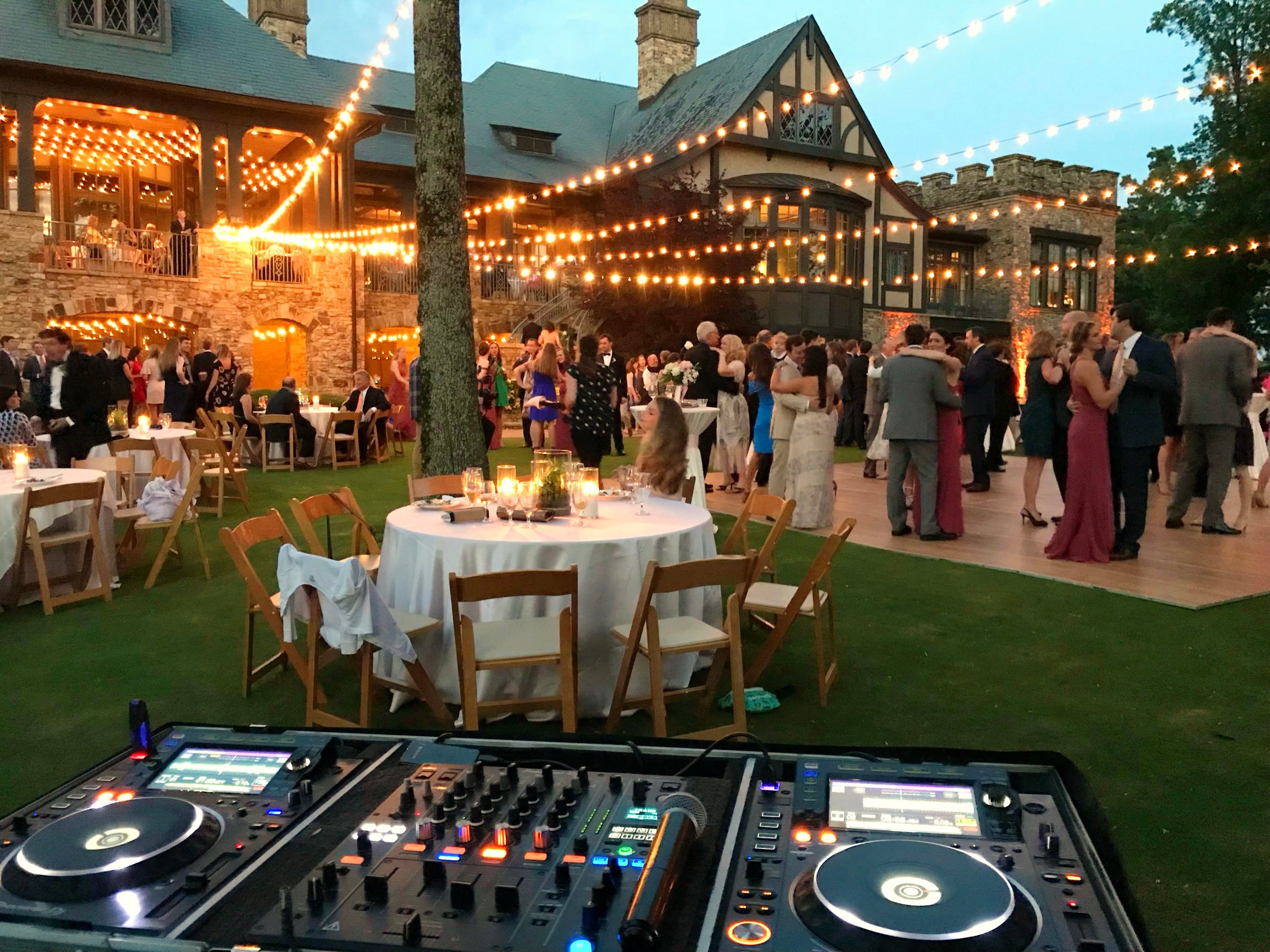 Outdoor Wedding Event At The Ledges Metropolitan Disc Jockey