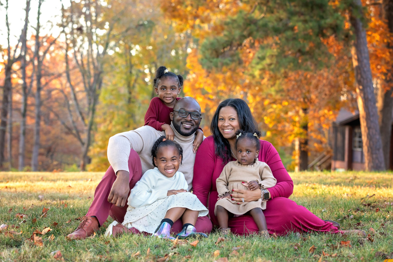 beautiful family portraits at Tanglewood Park in the fall