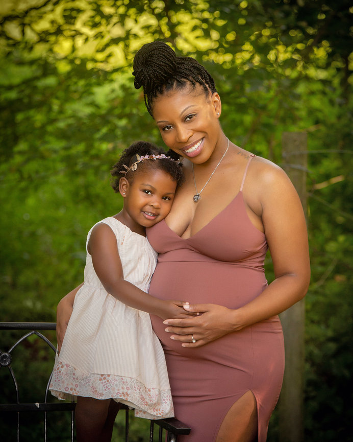 mother and daughter expecting baby in Nashville, Tennessee