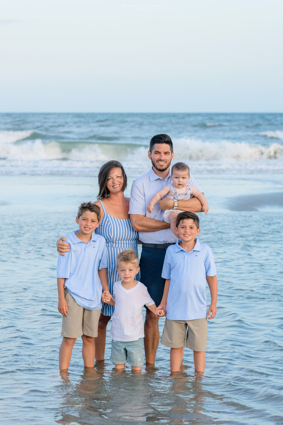 10 Best Family Beach Picture Ideas - Funny Family Beach Photos to Try!