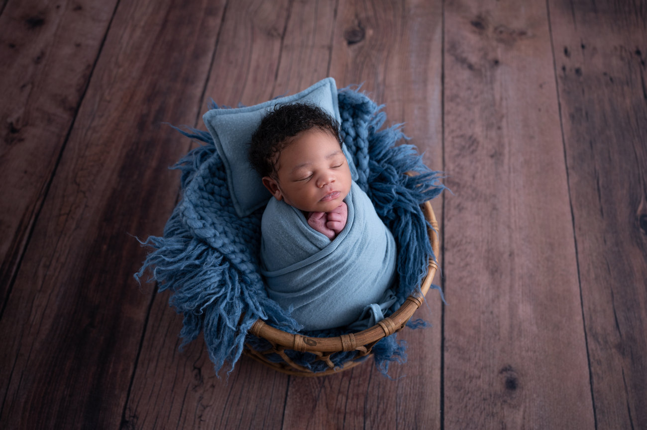Professional newborn photography education for families who want stress-free portraits in the comfort of home.