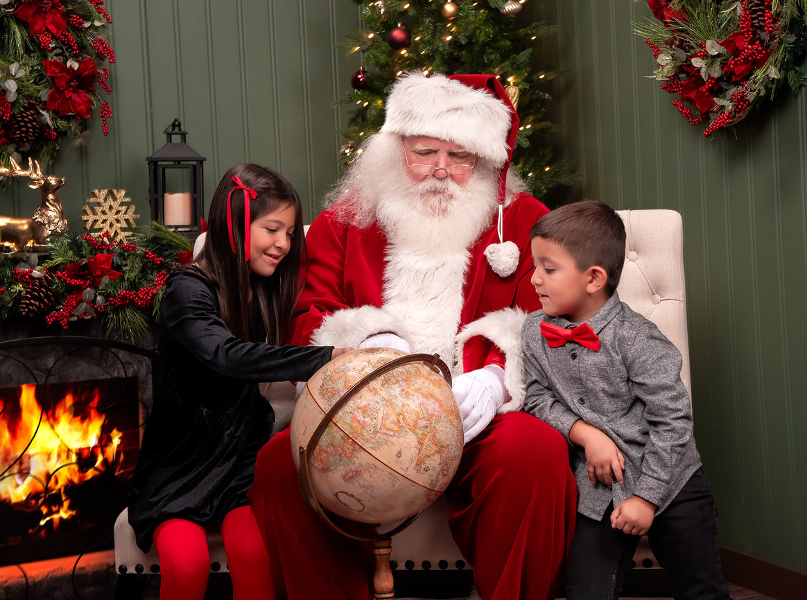 Checking-Globe-Santa-photos-Clovis-CA-studio