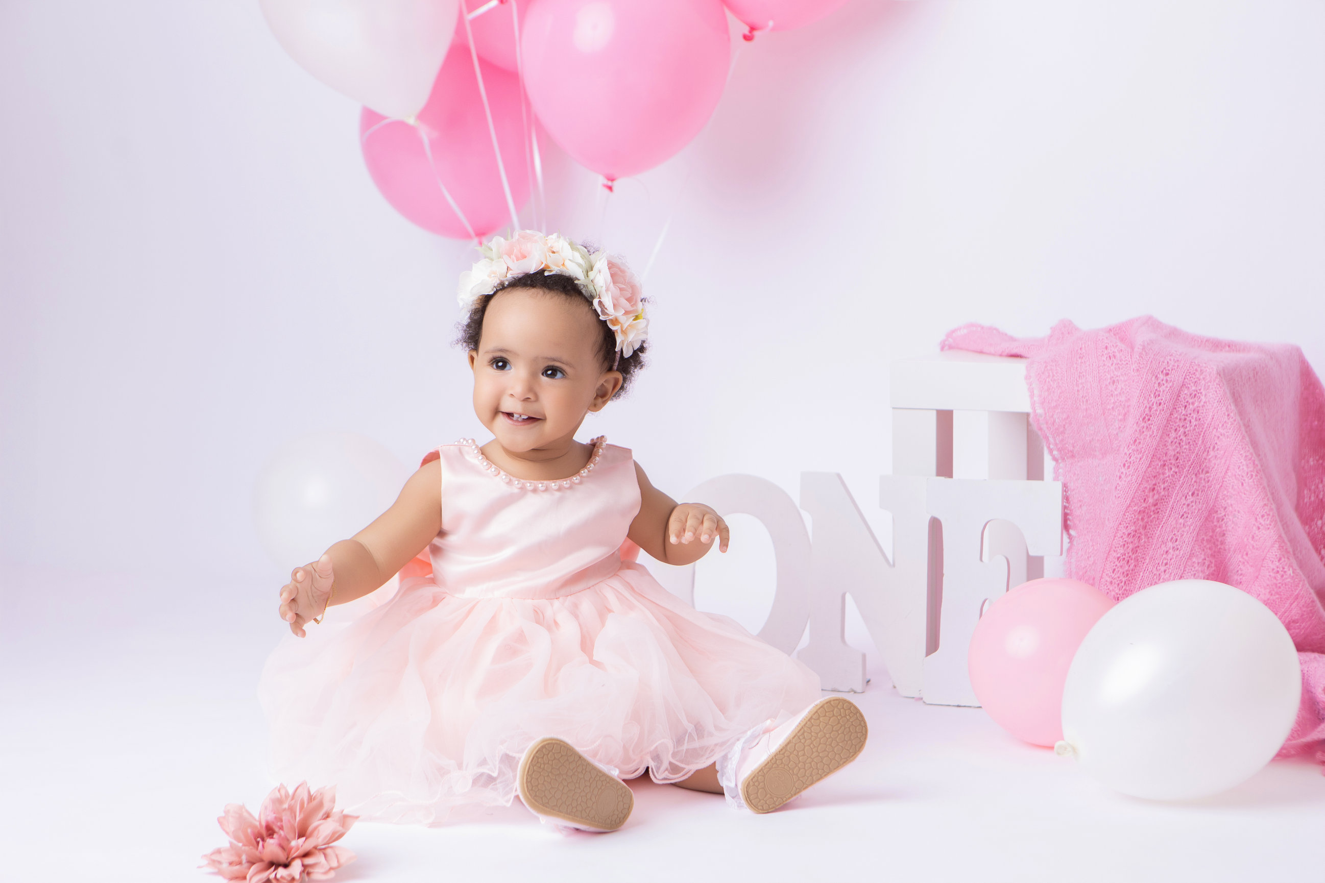 Calgary cake smash photography pink balloons tulle and bubbles first birthday session photo 6